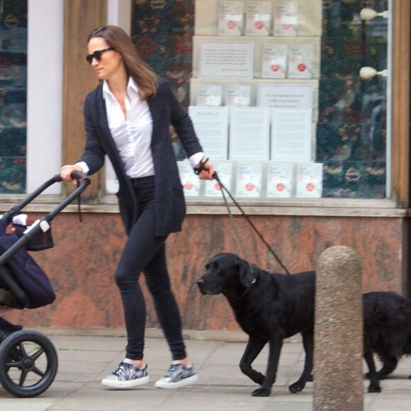 Exclusif - Pippa Middleton s'arrête dans une librairie de Londres avec son fils Arthur et ses deux chiens le 1er mai 2019.