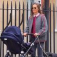 Exclusif - Pippa Middleton Matthews en train de promener ses chiens accompagnée de son fils Arthur dans les rues de Londres. Le 5 avril 2019.