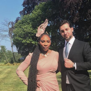 Au mariage du prince Harry et de Meghan Markle de ce 19 mai 2018, Serena Williams a d'abord assisté à la cérémonie religieuse en robe Versace avant d'opter pour une tenue signée Valentino pour la réception.