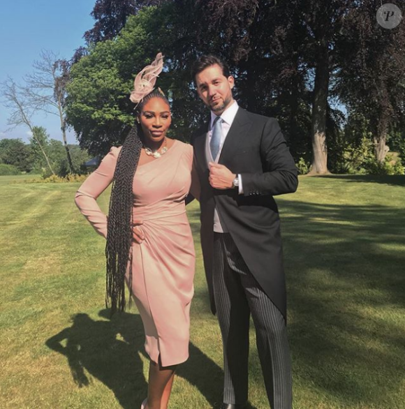 Au mariage du prince Harry et de Meghan Markle de ce 19 mai 2018, Serena Williams a d'abord assisté à la cérémonie religieuse en robe Versace avant d'opter pour une tenue signée Valentino pour la réception.