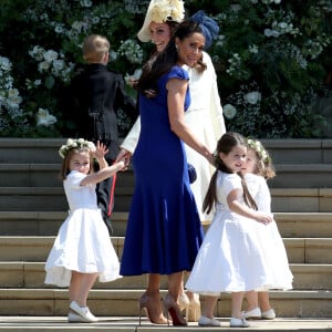 Kate Middleton et Jessica Mulroney (robe bleue) arrivent à la chapelle St. George avec les pageboys (jeunes pages) et flowergirls (porteuses de fleurs) pour le mariage du prince Harry et de Meghan Markle au château de Windsor, samedi 19 mai 2018