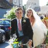 Charlie Van Straubanzee et sa femme Daisy Jenkins lors de leur mariage à l'église Sainte-Marie-La-Vierge à Frensham, le 4 août 2018.