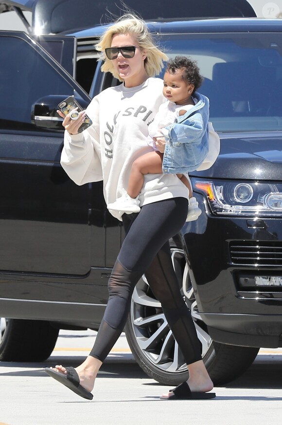 Exclusif - Khloé Kardashian porte sa fille True dans ses bras à son arrivée à Van Nuys en provenance de Palm Springs le 23 avril 2019