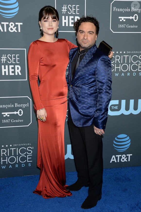 Johnny Galecki et Alaina Meyer au photocall de la soirée des 24ème Critics Choice Awards au Barker Hangar à Santa Monica, Los Angeles, Californie, Etats-Unis, le 13 janvier 2019.