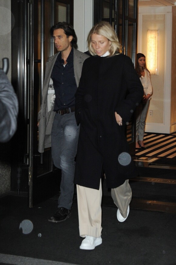 Gwyneth Paltrow et son mari Brad Falchuk quittent l'hôtel Mark à New York, le 5 mai 2019