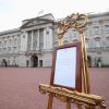 A Buckingham Palace, la nouvelle de la naissance du bébé du prince Harry, duc de Sussex, et de Meghan Markle, duchesse de Sussex, a été proclamée dans la plus pure tradition le 6 mai 2019 : un chevalet doré présentant le document officiel a été disposé sur le parvis du palais.