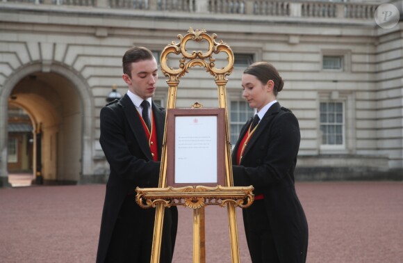 A Buckingham Palace, la nouvelle de la naissance du bébé du prince Harry, duc de Sussex, et de Meghan Markle, duchesse de Sussex, a été proclamée dans la plus pure tradition le 6 mai 2019 : un chevalet doré présentant le document officiel a été disposé sur le parvis du palais.