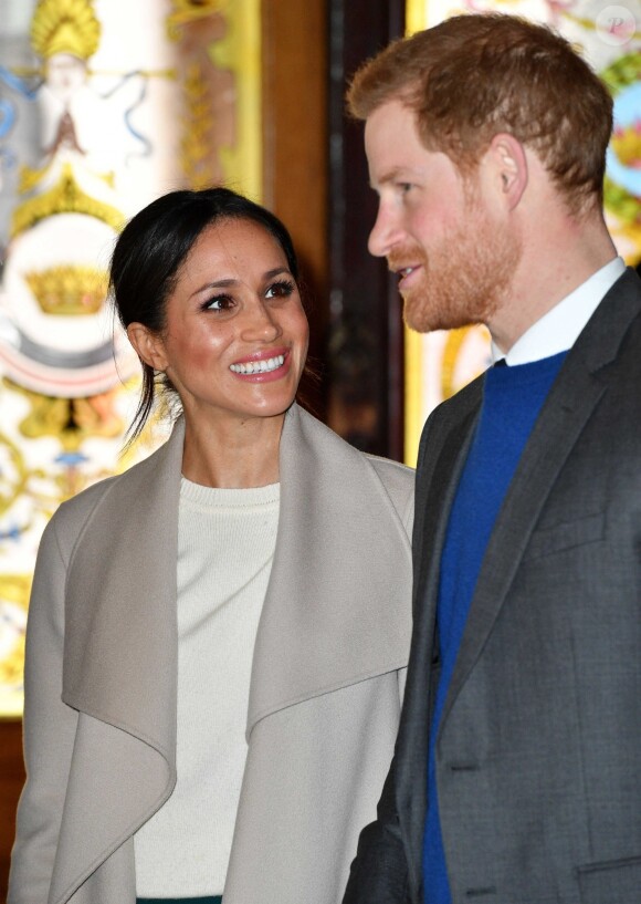 Le prince Harry et Meghan Markle arrivent au Crown Liquor Saloon à Belfast le 23 mars 2018.  23 March 2018. (9474459f) Meghan Markle and Prince Harry at Crown Bar Prince Harry and Meghan Markle visit to Northern Ireland, UK - 23 Mar 2018 They will travel to one of Belfast's most historic buildings, The Crown Liquor Saloon. Owned by the National Trust, the atmospheric former Victorian gin palace is bursting with character, including period gas lighting and private snugs, featuring the original metal plates for striking matches and an antique bell system for alerting staff. Here they will learn from National Trust representatives about the pub's heritage23/03/2018 - Belfast