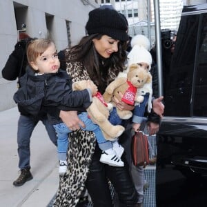 Amal Clooney est de sortie avec ses deux enfants Ella et Alexander à New York le 6 décembre 2018. 