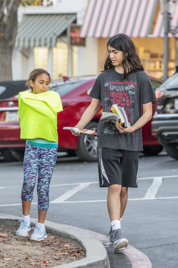 Exclusif - Blanket Jackson est allé faire du shopping avec ses cousins chez Barnes and Noble à Calabasas le 23 décembre 2018.