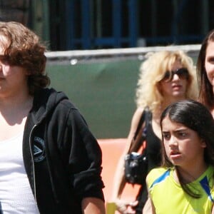 Prince et Blanket Jackson (les enfants de Michael Jackson) font du shopping avec des amis a Topanga Hills, le 18 juin 2013