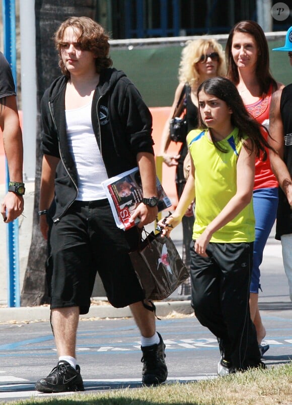 Prince et Blanket Jackson (les enfants de Michael Jackson) font du shopping avec des amis a Topanga Hills, le 18 juin 2013