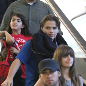 Blanket, Prince et Paris Jackson à l'aéroport de Los Angeles en 2012.