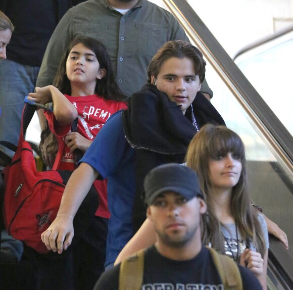 Blanket, Prince et Paris Jackson à l'aéroport de Los Angeles en 2012.
