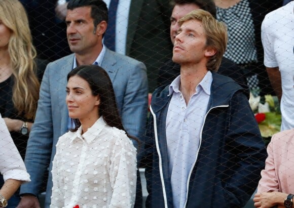 Alessandra de Osma et son mari le prince Christian de Hanovre (derrière eux, Luis Figo) dans les tribunes lors de la finale du Masters 1000 de tennis de Madrid le 12 mai 2019.