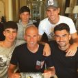 Zinedine Zidane entouré de ses quatre fils (Theo, Elyaz, Luca et Enzo) pour son 45e anniversaire célébré en Grèce. Photo publiée sur Instagram en juin 2017.