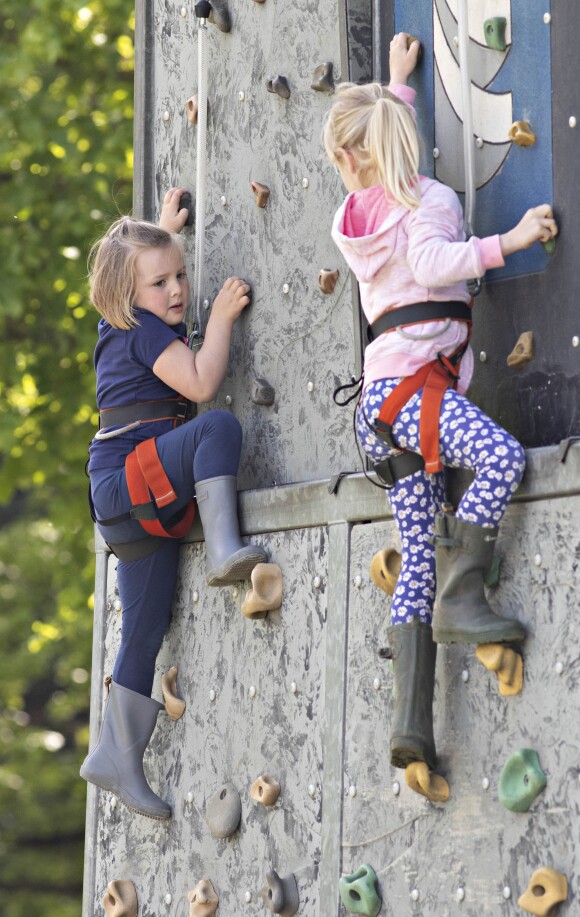 Mia Tindall et sa cousine Isla Phillips sur un mur d'escalade lors du Royal Windsor Horse Show le 11 mai 2019