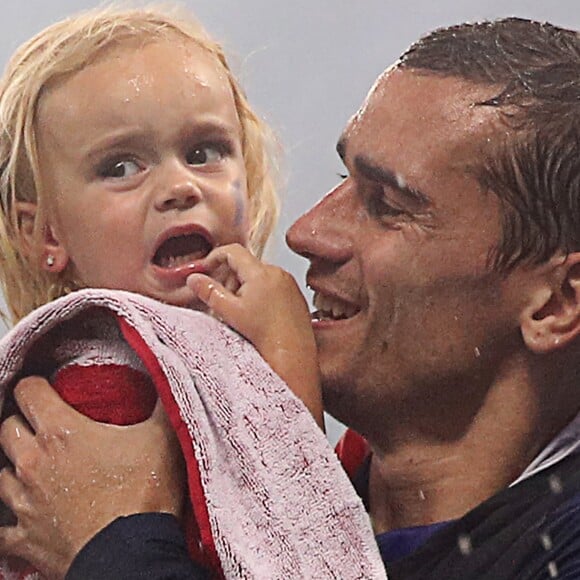 Antoine Griezmann avec la coupe du monde et sa fille Mia, à Moscou le 15 juillet 2018.