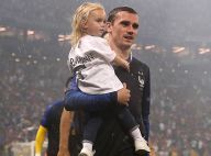 Antoine Griezmann sur la pelouse avec Mia, jolie poupée qui a bien grandi