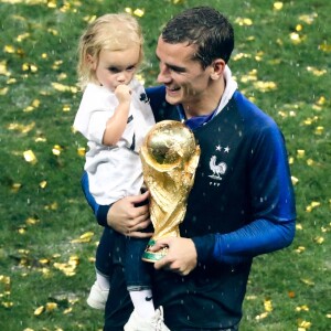 Antoine Griezmann avec la coupe du monde et sa fille Mia, à Moscou le 15 juillet 2018.