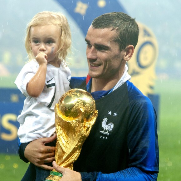 Antoine Griezmann et sa fille Mia - Finale de la Coupe du Monde de Football 2018 en Russie à Moscou, opposant la France à la Croatie (4-2). Le 15 juillet 2018 © Moreau-Perusseau / Bestimage
