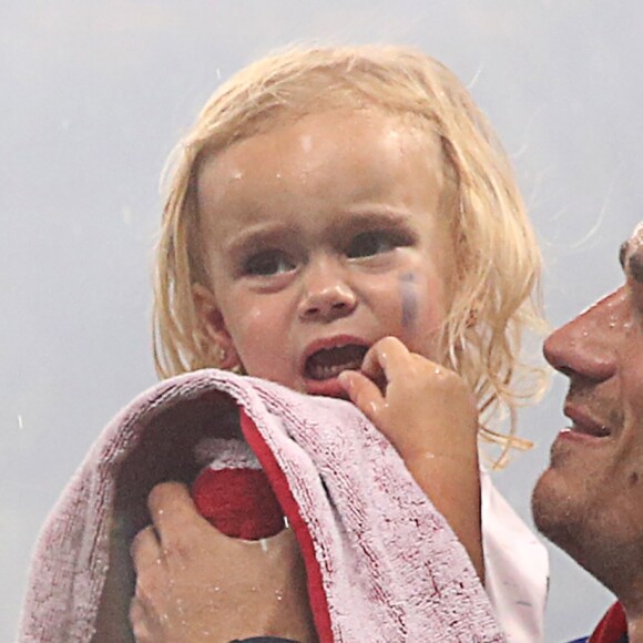 Antoine Griezmann avec la coupe du monde et sa fille Mia, à Moscou le 15 juillet 2018.