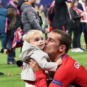 Antoine Griezmann et sa fille Mia après la finale de la Ligue Europa, l'Olympique de Marseille contre l'Atlético de Madrid au stade Groupama à Decines-Charpieu banlieue de Lyon, France, le 16 mai 2018. L'Atlético de Madrid a gagné 3-0. © Cyril Moreau/Bestimage