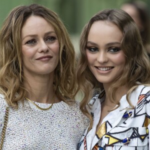 Vanessa Paradis et sa fille Lily-Rose Depp - Les célébrités au photocall du défilé "Chanel Cruise Collection 2020" au Grand Palais. Paris, le 3 mai 2019. © Olivier Borde/Bestimage