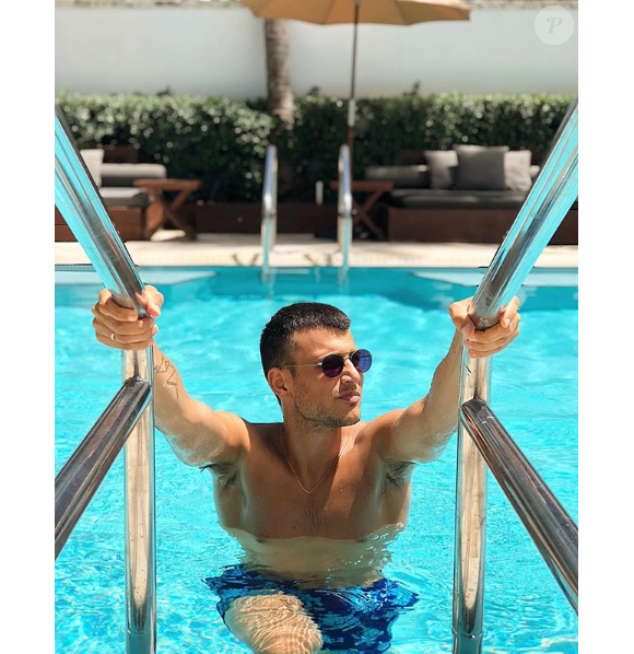 Assi Azar prend la pose à la piscine, sur Instagram, en octobre 2018