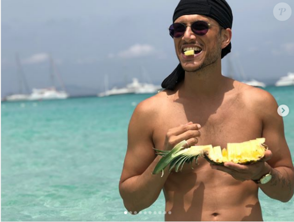 Assi Azar, en vacances à la mer en Espagne, pose sur Instagram, en juillet 2018