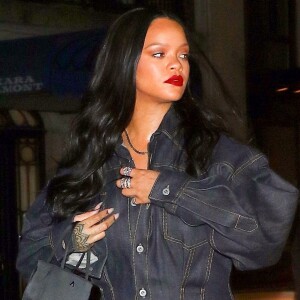 Rihanna arbore un total look jean pour aller diner dand un restaurant à New York. Le 16 avril 2019.