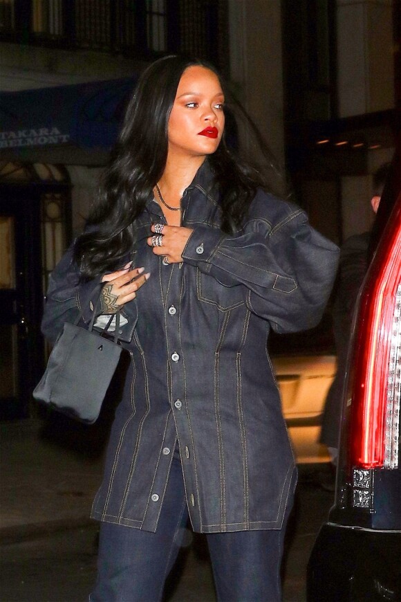 Rihanna arbore un total look jean pour aller diner dand un restaurant à New York. Le 16 avril 2019.
