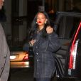 Rihanna arbore un total look jean pour aller diner dand un restaurant à New York. Le 16 avril 2019.