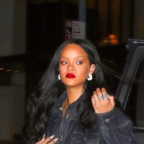 Rihanna arbore un total look jean pour aller diner dand un restaurant à New York. Le 16 avril 2019.