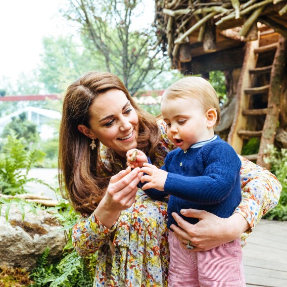 Le prince George, la princesse Charlotte et le prince Louis de Cambridge ont pu explorer le 20 mai 2019 le jardin Back to Nature créé par leur maman Kate Middleton, duchesse de Cambridge, au Chelsea Flower Show à Londres. ©Matt Porteous/PA Photos/Abacapress.com