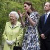 Kate Middleton, duchesse de Cambridge, a fait découvrir son jardin baptisé "Back to Nature" à la reine Elizabeth II au "Chelsea Flower Show 2019" à Londres, le 20 mai 2019.