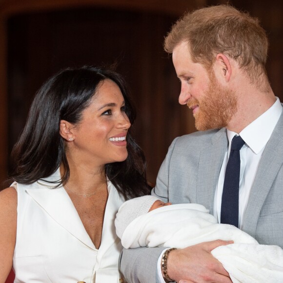 Meghan Markle, duchesse de Sussex, et le prince Harry lors de la présentation de leur fils Archie Harrison Mountbatten-Windsor dans le hall St George au château de Windsor le 8 mai 2019.