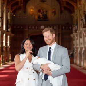 Meghan Markle, duchesse de Sussex, et le prince Harry lors de la présentation de leur fils Archie Harrison Mountbatten-Windsor dans le hall St George au château de Windsor le 8 mai 2019.