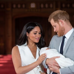 Meghan Markle, duchesse de Sussex, et le prince Harry lors de la présentation de leur fils Archie Harrison Mountbatten-Windsor dans le hall St George au château de Windsor le 8 mai 2019.