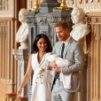 Meghan Markle, duchesse de Sussex, et le prince Harry lors de la présentation de leur fils Archie Harrison Mountbatten-Windsor dans le hall St George au château de Windsor le 8 mai 2019.