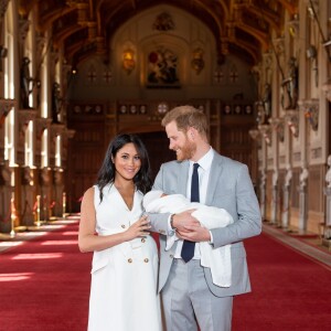 Meghan Markle, duchesse de Sussex, et le prince Harry lors de la présentation de leur fils Archie Harrison Mountbatten-Windsor dans le hall St George au château de Windsor le 8 mai 2019.