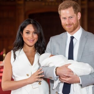 Meghan Markle, duchesse de Sussex, et le prince Harry lors de la présentation de leur fils Archie Harrison Mountbatten-Windsor dans le hall St George au château de Windsor le 8 mai 2019.