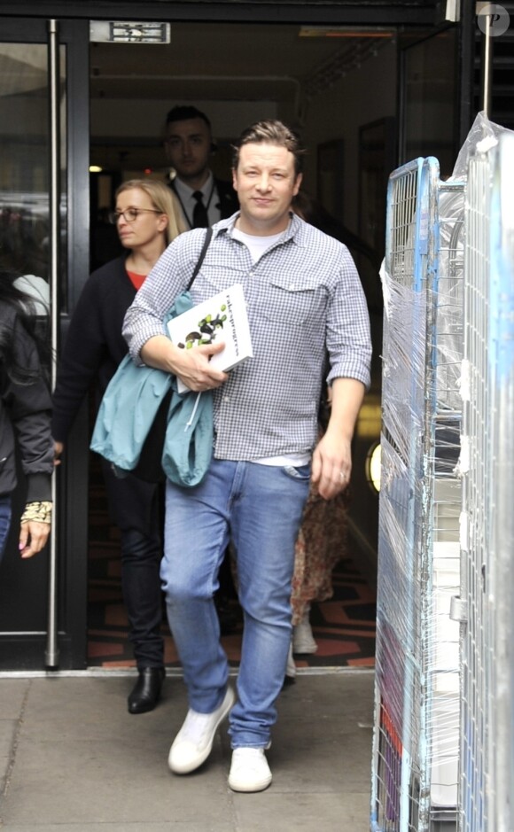 Info - Le chef britannique Jamie Oliver annonce la faillite de 25 de ses restaurants - Jamie Oliver à la sortie de BFI southbank à Londres, le 12 avril 2019.