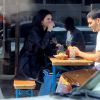 Exclusif - Kendall Jenner mange des tacos en compagnie d'un mystérieux inconnu en terrasse d'un restaurant à Los Angeles, le 16 mai 2019.