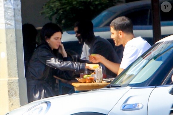 Exclusif - Kendall Jenner mange des tacos en compagnie d'un mystérieux inconnu en terrasse d'un restaurant à Los Angeles, le 16 mai 2019