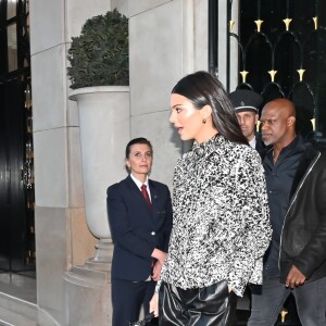 Kendall Jenner avec un sac Longchamp à la sortie de son hôtel à Paris le 14 mai 2019.