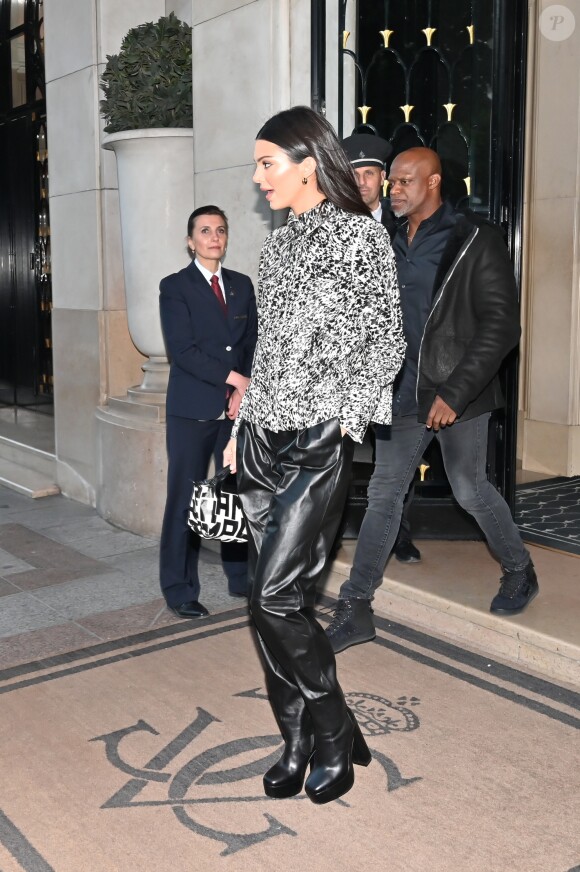 Kendall Jenner avec un sac Longchamp à la sortie de son hôtel à Paris le 14 mai 2019.