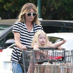 Exclusif - Rebecca Gayheart fait du shopping avec sa fille Georgia Dane à Los Angeles, le 10 octobre 2016.