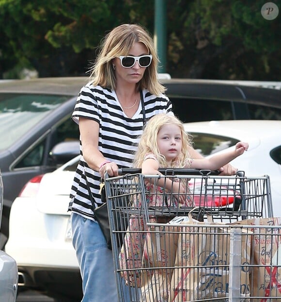 Exclusif - Rebecca Gayheart fait du shopping avec sa fille Georgia Dane à Los Angeles, le 10 octobre 2016.