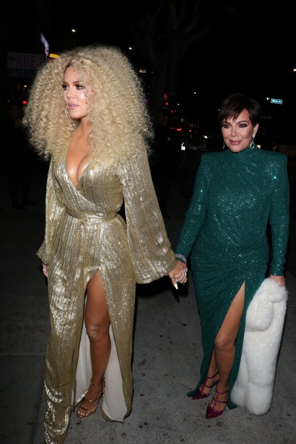 Kris Jenner et sa fille Khloe Kardashian arrivent main dans la main à l'anniversaire de Diana Ross (75 ans) au club Warwick à Hollywood, Los Angeles, le 26 mars 2019.